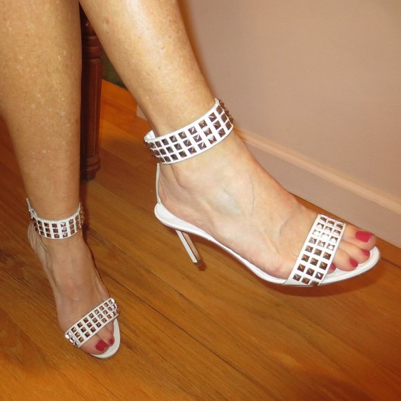 Sexy MANOLO BLAHNIK White Leather Studded Ankle Cuff High Heel Sandals - Picture 6 of 10